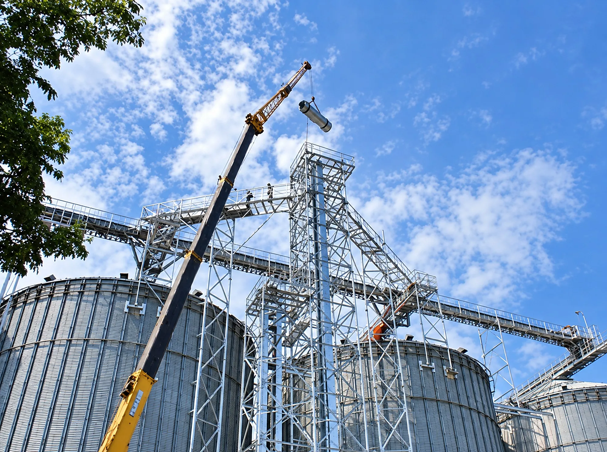 Steel structure erection with crane